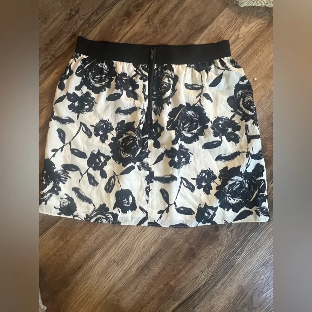 Loft by Ann Taylor ladies skirt size 14. Good condition. Elastic waist lined